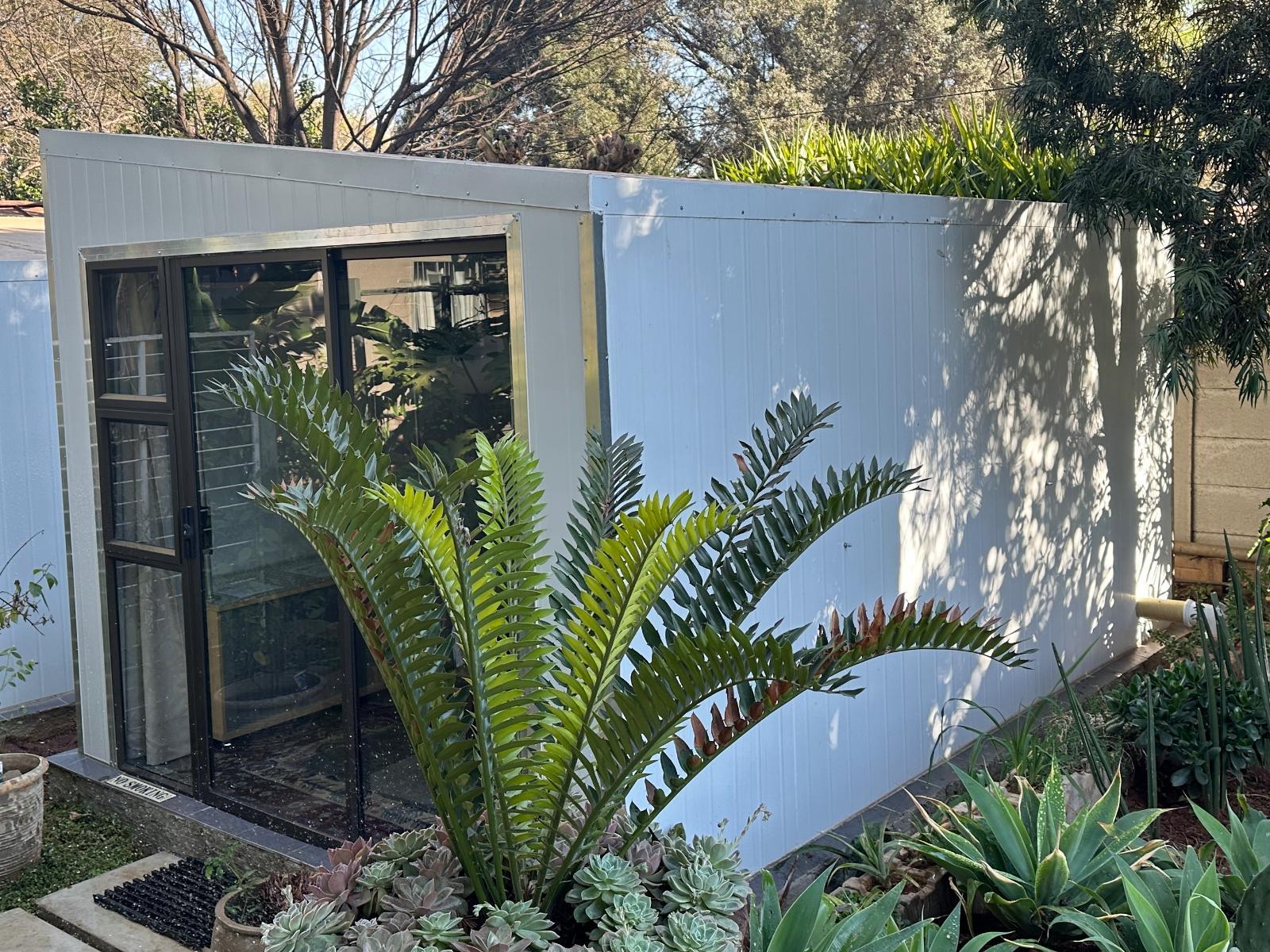 Room 4 : hide-away garden sleeping pod